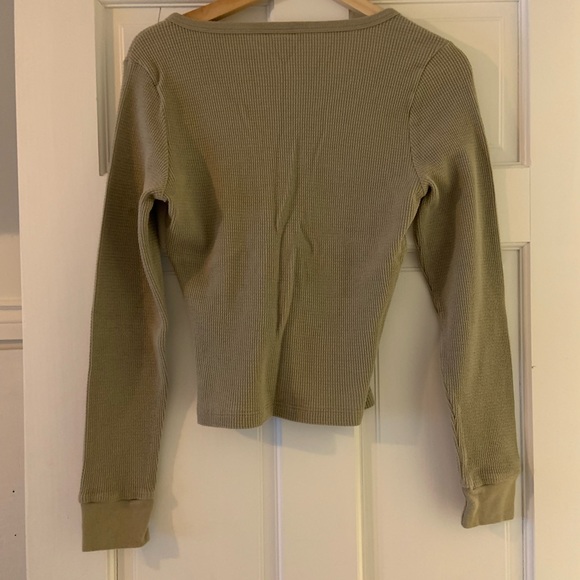 Aritzia TNA waffle button down. Size large, colour dry basil green - Picture 4 of 4